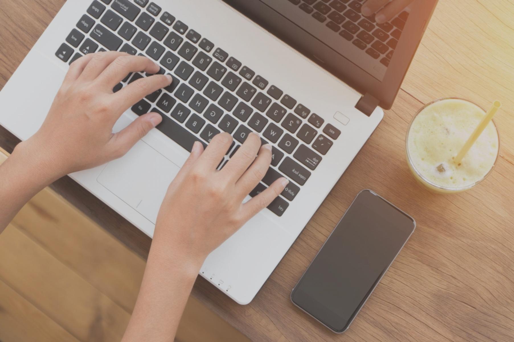 Klient Wiwuwuy przeglądający swój plan finansowy na laptopie